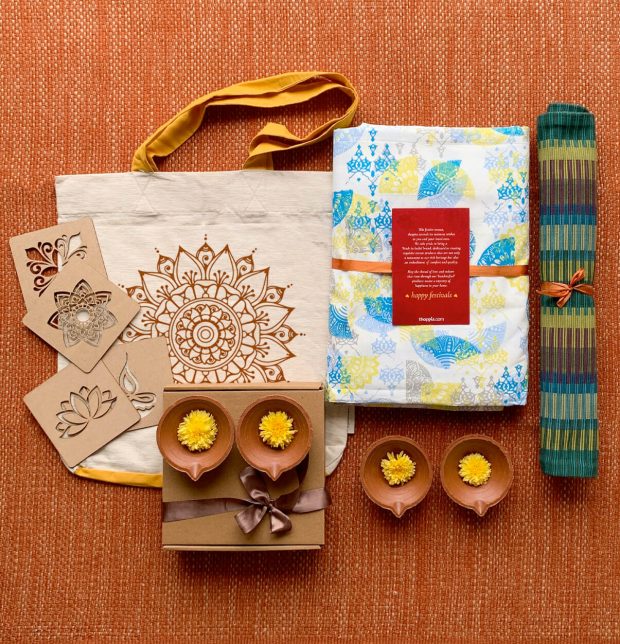 Scattered Yellow Printed Cotton Bedsheet - Gift Bag